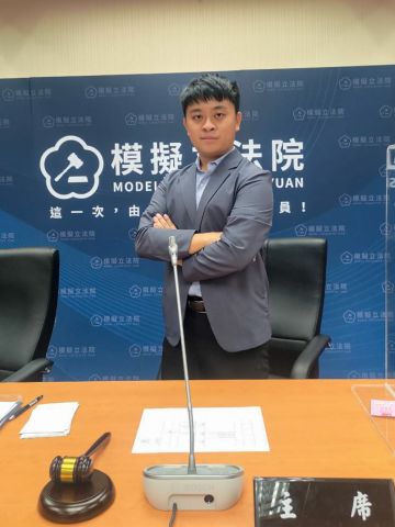 與談貴賓:丁伯逸/國立清華大學經濟系、計量財務金融系學生 與談貴賓:丁伯逸/國立清華大學經濟系、計量財務金融系學生